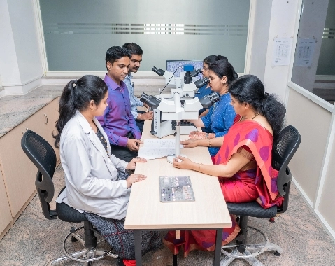 research_microscope_with_pentahead_attachment1